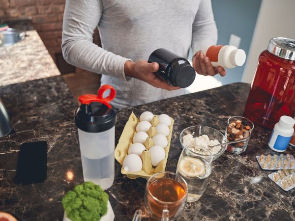 homem expondo ingredientes de alimentação voltada para praticantes de exercícios.