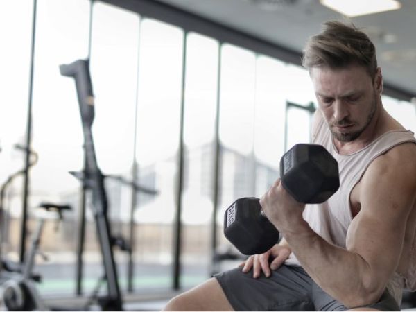 homem fazendo exercício com halter para o braço