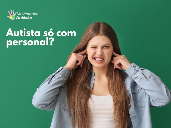 mulher irritada ao ouvir que aula para autistas é somente com personal.